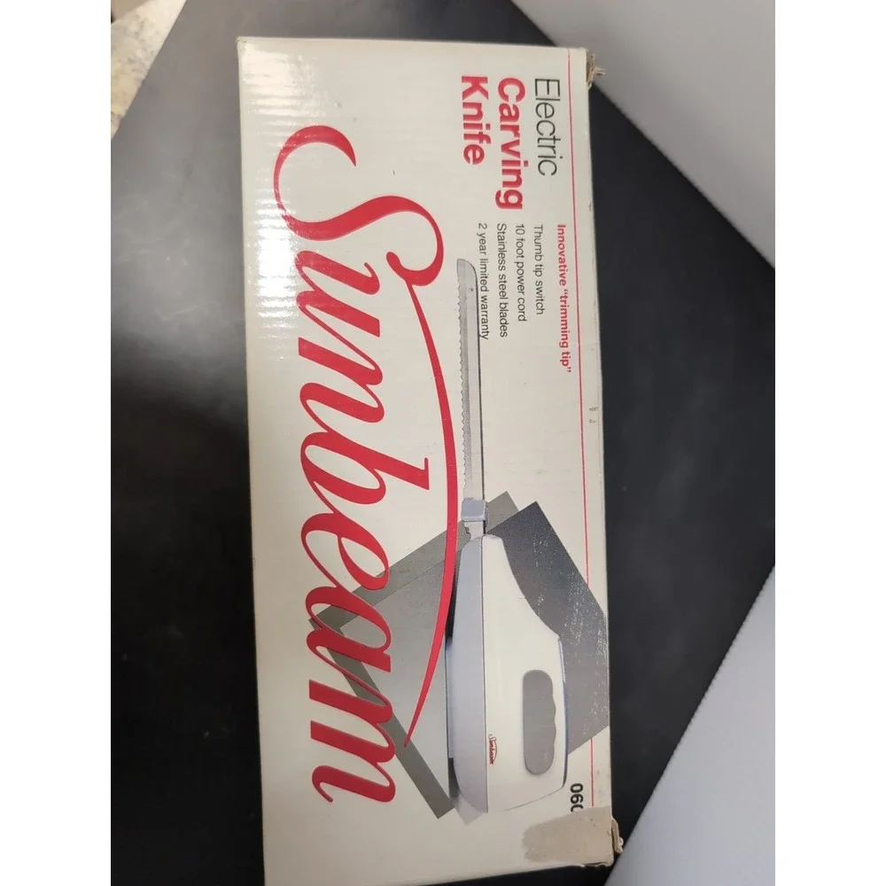 SUNBEAM CARVING ELECTRIC KNIFE 06081 WITH BLADES AND IN ORIGINAL BOX,VERY SHARP.